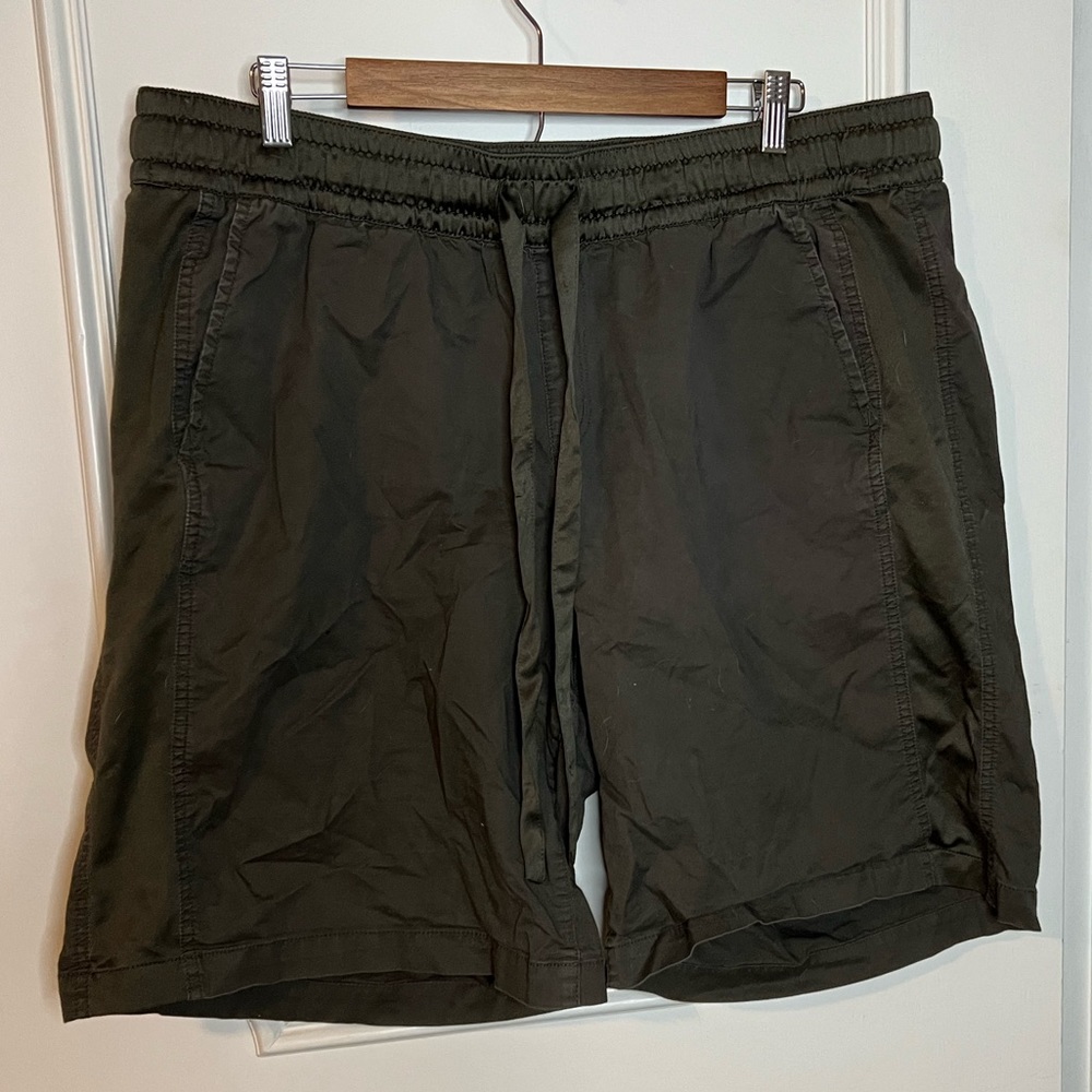 Olive Shorts With Satin Band / Side Stripe